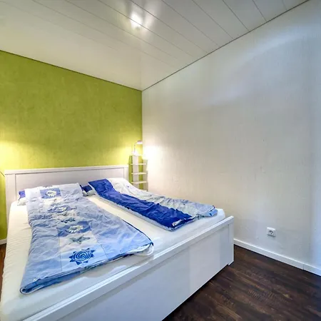 - Haus M, App 0meg03 *